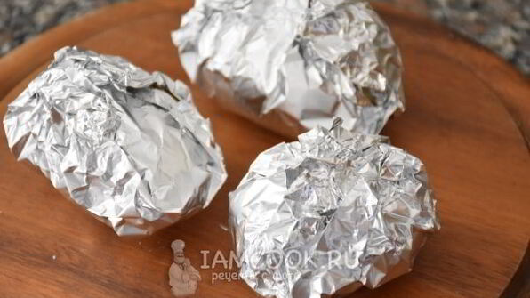 молодой картофель, запеченный в фольге в духовке