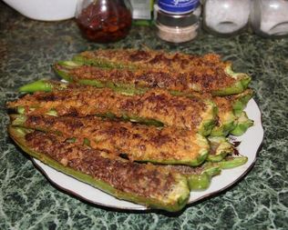 Острый перец, фаршированный мясом, в кляре