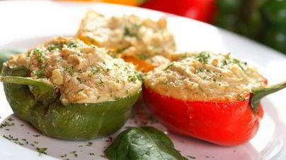 Перец фаршированный куриным филе и овощами