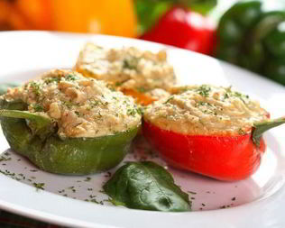 Перец фаршированный куриным филе и овощами