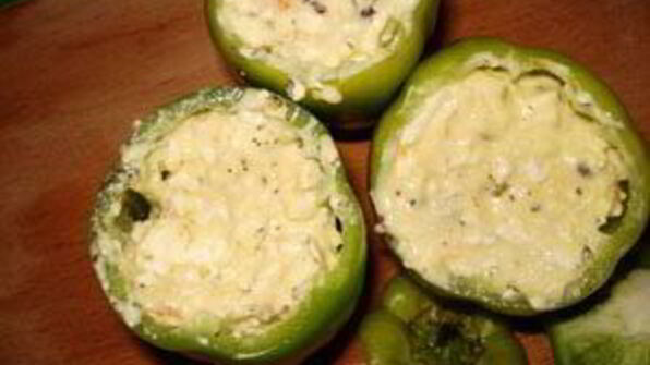 перец, фаршированный сыром и яйцами