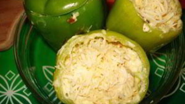 перец, фаршированный сыром и яйцами