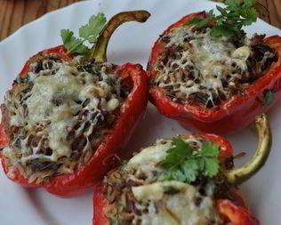 Перец, фаршированный тунцом и рисовым миксом