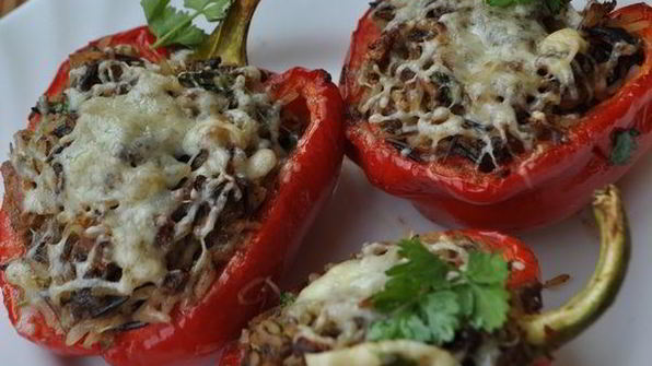 перец, фаршированный тунцом и рисовым миксом