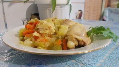 Тушеная капуста с кабачком и курицей