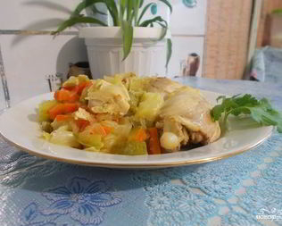 Тушеная капуста с кабачком и курицей