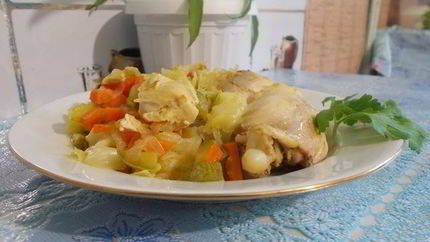 Тушеная капуста с кабачком и курицей