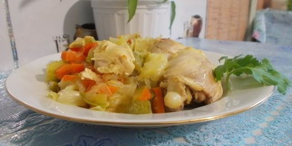 Рецепт тушеная капуста с кабачком и курицей