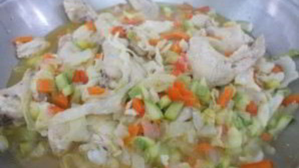 тушеная капуста с кабачком и курицей