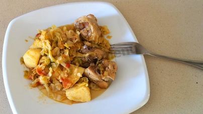 Тушеная капуста с картошкой и окорочками