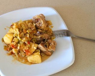 Тушеная капуста с картошкой и окорочками