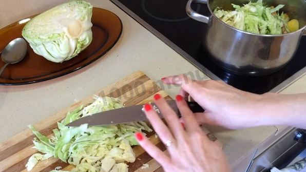 тушеная капуста с картошкой и окорочками