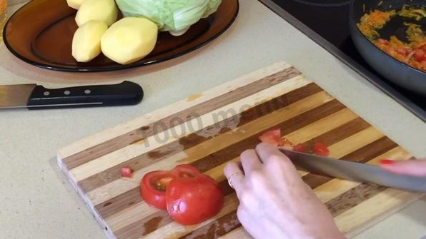 тушеная капуста с картошкой и окорочками