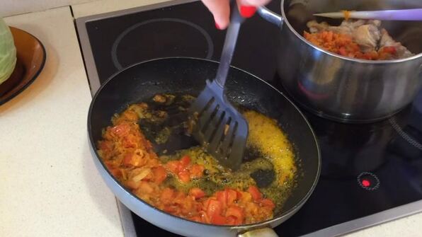 тушеная капуста с картошкой и окорочками