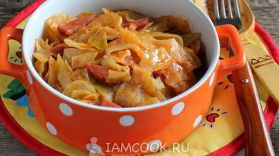 Тушеная капуста с колбасой в мультиварке