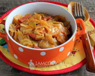 Тушеная капуста с колбасой в мультиварке