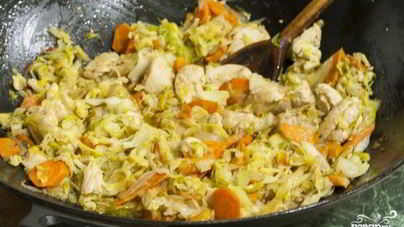 Тушеная капуста с куриной грудкой