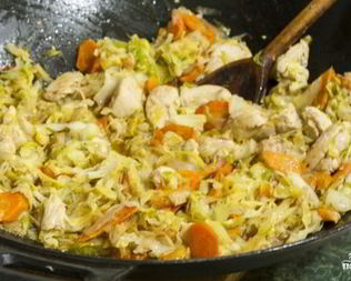 Тушеная капуста с куриной грудкой