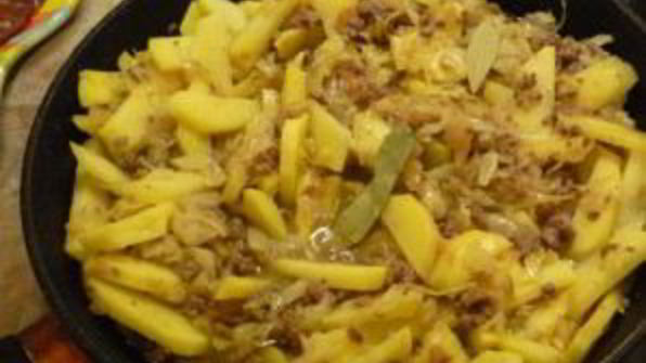 тушеная капуста со свининой и картошкой