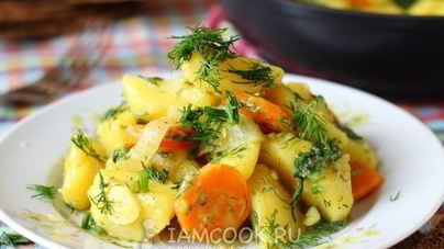 Тушеная картошка с морковью и луком
