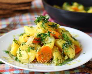 Тушеная картошка с морковью и луком