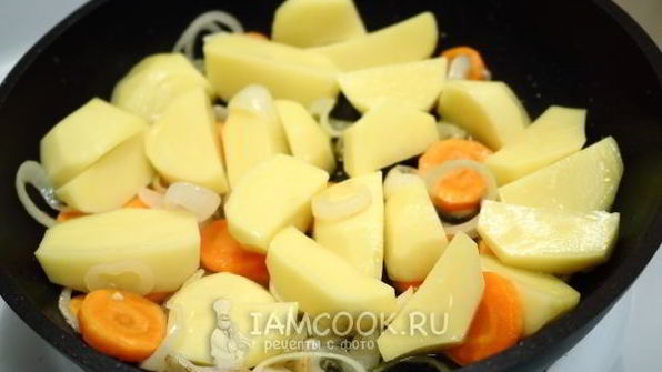 тушеная картошка с морковью и луком