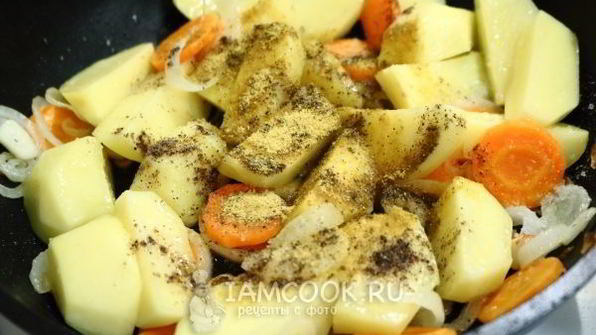 тушеная картошка с морковью и луком