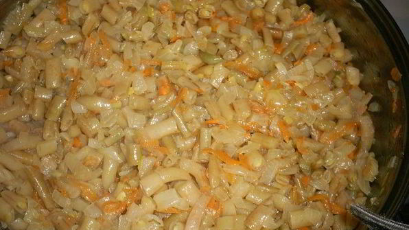 тушеная спаржевая фасоль с мясом и овощами