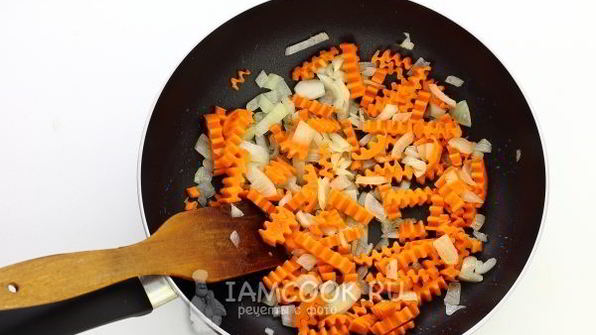 тушеные кабачки с морковью и луком