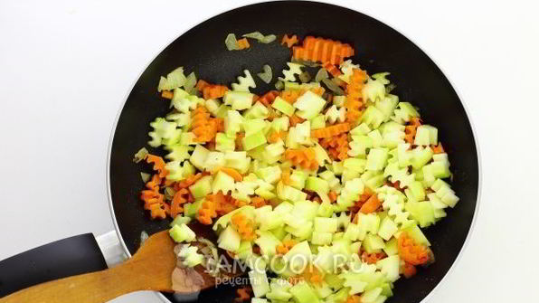 тушеные кабачки с морковью и луком