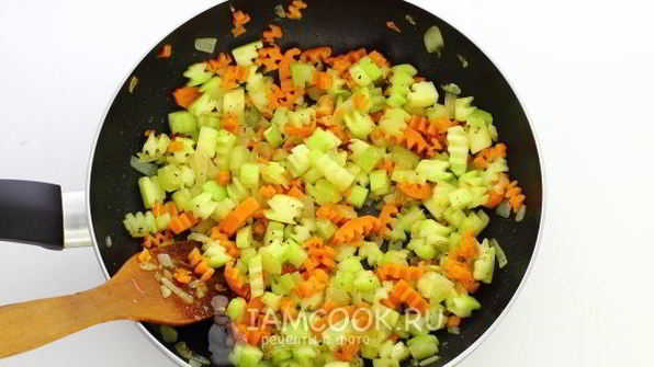 тушеные кабачки с морковью и луком