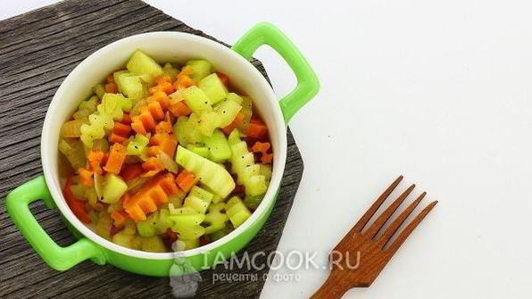 тушеные кабачки с морковью и луком