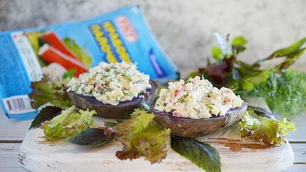 запеченный картофель с крабовым салатом