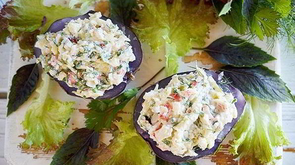 запеченный картофель с крабовым салатом