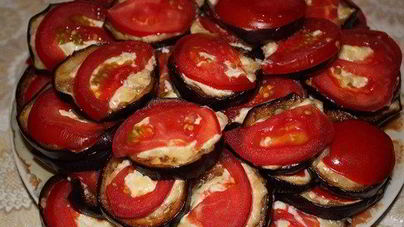 Запеченные баклажаны с сыром и помидорами