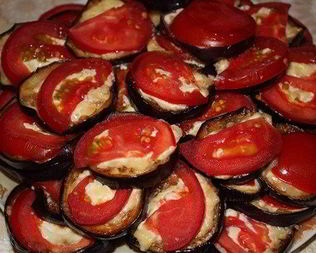 Запеченные баклажаны с сыром и помидорами