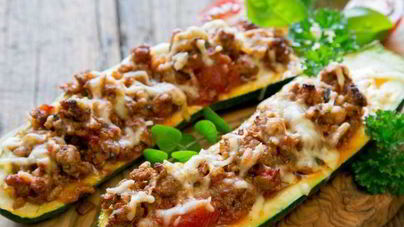 Запеченные кабачки с мясом, помидорами и сыром