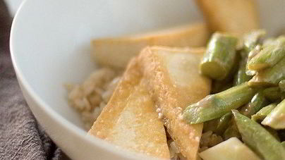 Жареный тофу со спаржей в апельсиновом соусе