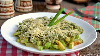 Жареные кабачки под ореховым соусом и сыром