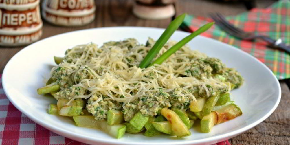 Рецепт жареные кабачки под ореховым соусом и сыром