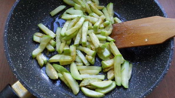 жареные кабачки под ореховым соусом и сыром