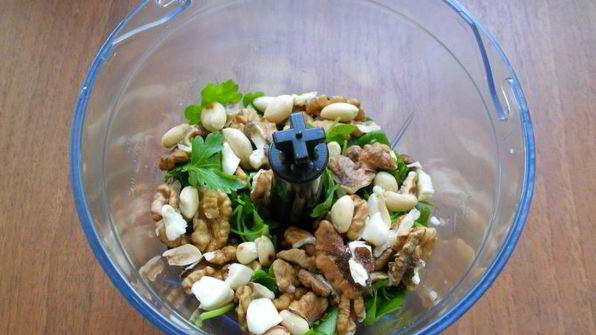 жареные кабачки под ореховым соусом и сыром