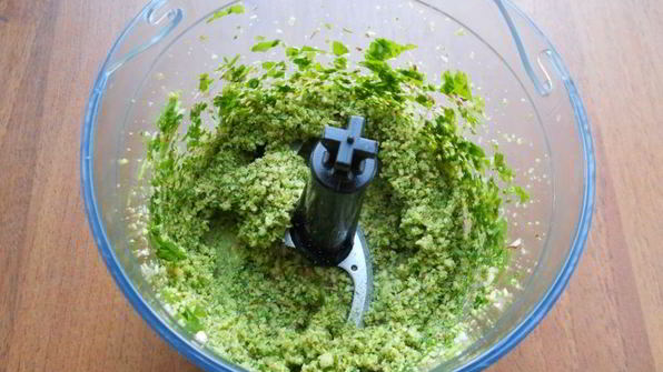 жареные кабачки под ореховым соусом и сыром