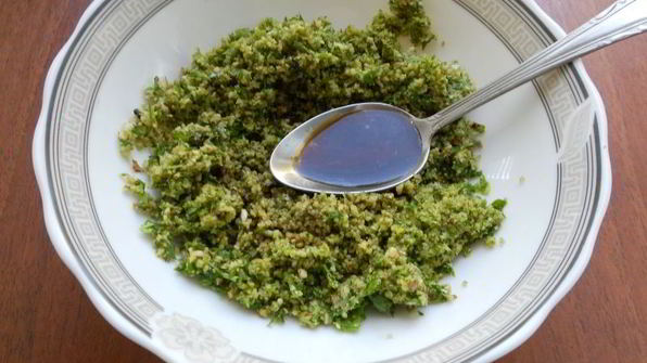 жареные кабачки под ореховым соусом и сыром