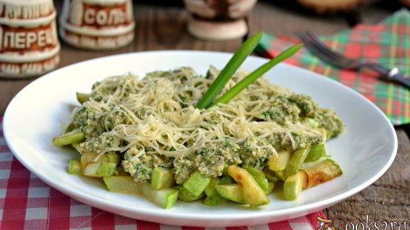 жареные кабачки под ореховым соусом и сыром