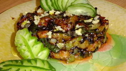 Жареные кабачки с чесноком и соевым соусом