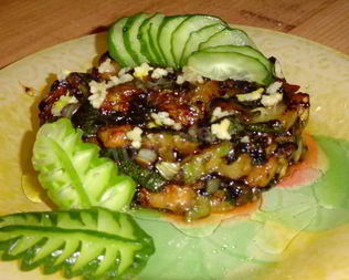 Жареные кабачки с чесноком и соевым соусом