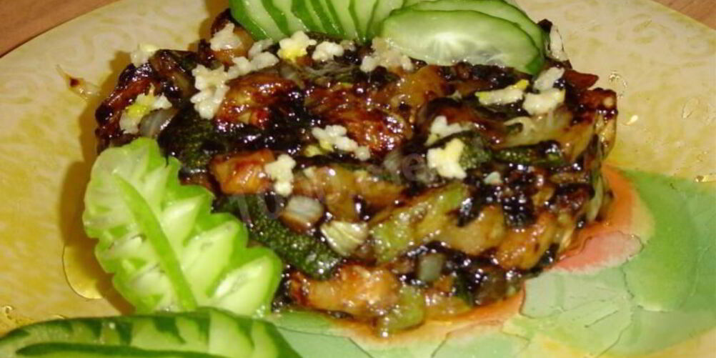 Рецепт жареные кабачки с чесноком и соевым соусом