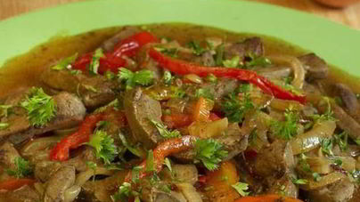 Говяжья печень по-домашнему с луком и перцем