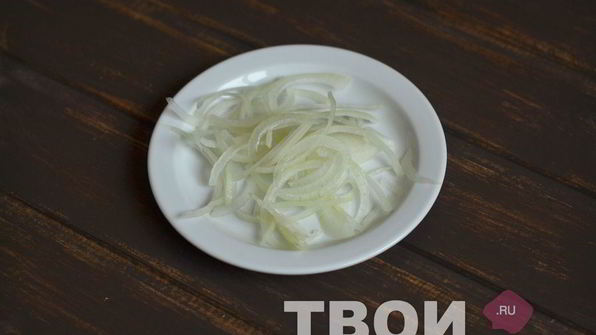 говяжья печень с яблоками и луком